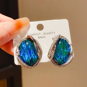 Détail de la boucle d'oreille nœud perle avec pierre opale bleu-vert et tige argent S925