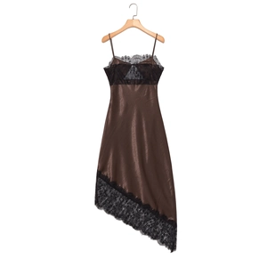 Robe en satin marron à bretelles avec bordure en dentelle noire et ourlet asymétrique