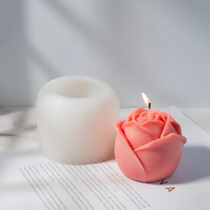 Gros plan détaillé d'un moule en silicone rose 3D et d'une bougie rose terminée