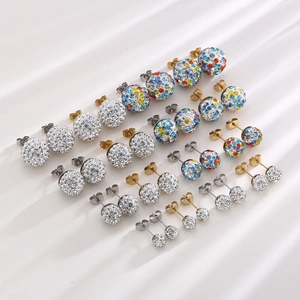 Vue détaillée de boucles d'oreilles Shamballa serties de cristaux colorés de tailles variées