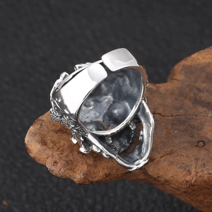 Détail macro d'une bague tête de mort en argent avec gravures gothiques et anneau réglable