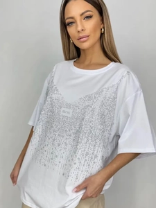 Λευκό βαμβακερό t-shirt με ασημένια στρας σχέδιο και φαρ χαλαρή casual εφαρμογή