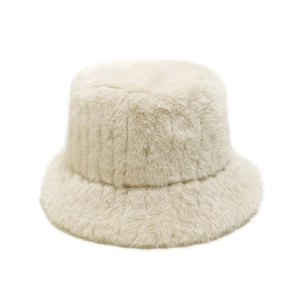 Détail de la texture en fausse fourrure crème sur un chapeau bob d'hiver chaud pour femme