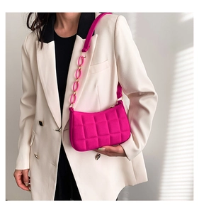 Leuchtend pinke gesteppte Schultertasche mit Harzkette und Gittermuster Detailaufnahme