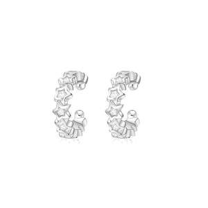 Vista macro di ear cuff a forma di C in argento con piccole stelle e zirconi lucenti