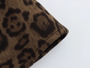 Detailaufnahme von weichem Leopardenmuster-Stoff und Nähten am rückenfreien Kleid