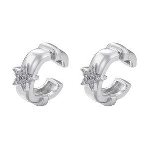 Détail de manchettes d'oreilles étoiles en argent avec zircons sur fond blanc