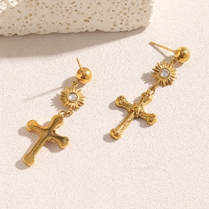 Boucles d'oreilles en acier doré 18K avec pendentif croix et motif fleur strass