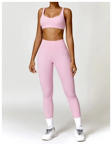 Vue détaillée du dos d'un soutien-gorge de yoga rose bébé antichoc au style minimaliste