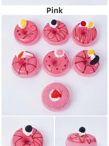 Gedetailleerde macro-opname van kunstmatige PU-donuts met rode en roze toppings en fruit