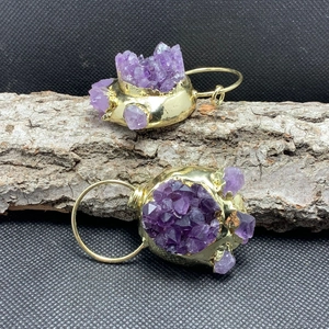 Makroaufnahme von Amethyst-Katzenkrallen-Anhänger auf Baumrinde mit 14K Vergoldung
