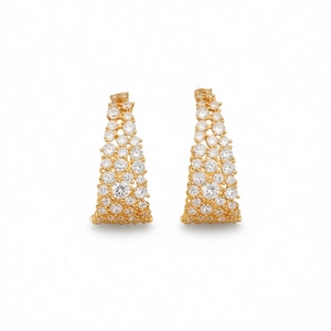 Orecchini a U placcati oro 18k con pavé di zirconi bianchi su sfondo bianco neutro