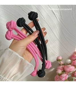 Détail d'élastiques à cheveux roses et noirs avec design de nœud chinois durable