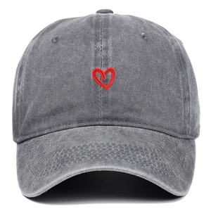Dettaglio frontale del cappellino da baseball grigio con ricamo cuore rosso