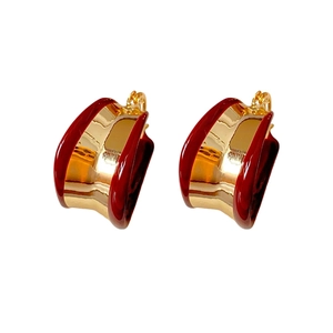 Boucles d'oreilles créoles plaquées or avec incrustation en émail rouge vif sur fond blanc