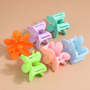 Vue de dessus de six pinces à cheveux fleurs mates aux couleurs pastel assorties