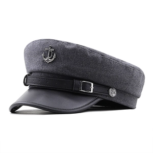 Casquette de marin grise en laine avec visière en cuir noir et badge ancre argentée