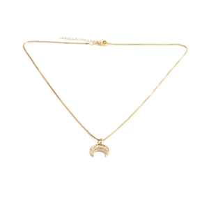 Vue détaillée d'un collier avec pendentif lune dorée orné de zircons brillants