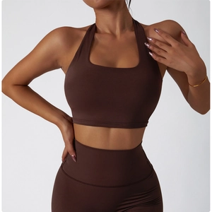 Détail de la brassière de sport dos nu café et du legging taille haute gainant