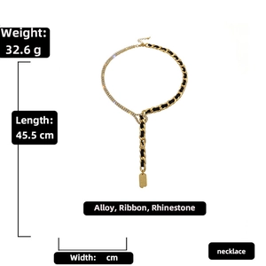 Dettagli della collana asimmetrica con strass e nastro intrecciato e ciondolo Good Luck