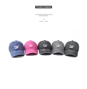 Détail de cinq casquettes en coton lavé avec broderie et boucles métalliques réglables