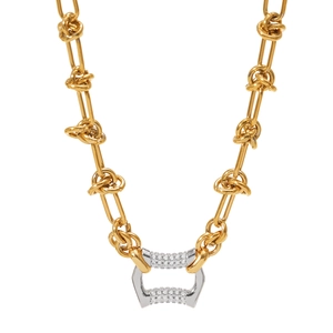 Détail du collier à nœuds dorés avec pendentif hexagonal en argent et cristaux