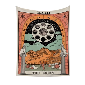 Detailansicht des Tarot-Wandteppichs Der Mond mit astrologischen Symbolen und Mustern