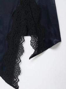 Détail de la robe courte en satin bleu marine avec dentelle noire et tissu soyeux