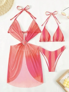 Detail des pink-orangefarbenen Bikini-Sets mit Herzschnalle am Mesh-Strandrock
