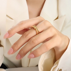 14K vergoldeter Edelstahl-Knotenring für Damen mit minimalistischem offenem Design