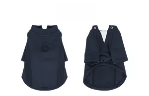 Dettaglio della felpa blu navy per animali con ricamo C e bottoni a pressione in metallo