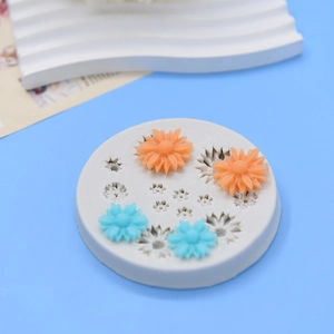 Stampo in silicone a margherita per fondente e cioccolato su sfondo blu