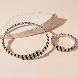 Détail du collier et bracelet argentés sertis de zircons marquise noirs et blancs