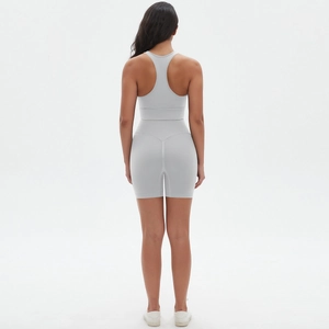 Vista posteriore del reggiseno sportivo grigio chiaro e pantaloncini fitness a vita alta