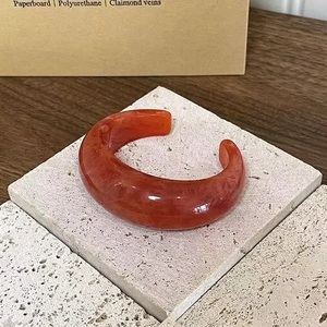 Detailansicht der orangefarbenen Harzmanschette mit Bernstein-Marmorierung und dickem Finish