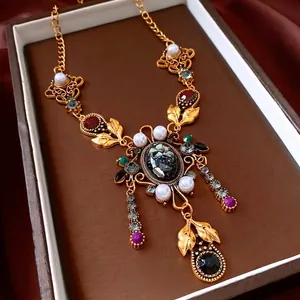 Collana vintage in perle dorate con strass colorati ed elegante ciondolo a frange
