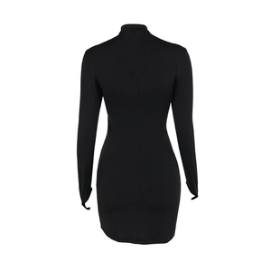 Vue arrière d'une mini robe noire en maille moulante avec col montant et détails de laçage