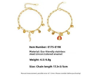Détail de bracelets en acier inoxydable avec breloques piment et coccinelle en or