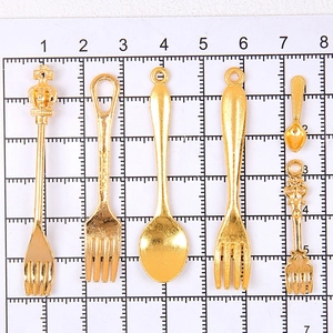 Détails de breloques dorées en forme de fourchette et cuillère avec échelle de mesure