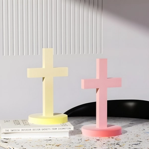 Adornos de mesa minimalistas con cruces amarillas y rosas con bases redondas en mesa