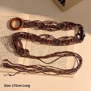 Détail de la chaîne de taille bohème tissée main avec perles en bois et boucle, long 170cm