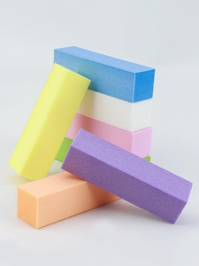 Détail d'un ensemble de blocs polissoirs à ongles colorés grain 120 en mousse haute densité