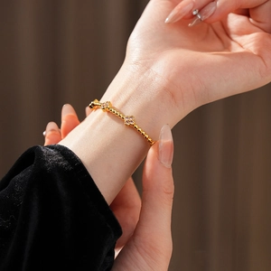 Dettaglio del bracciale a sfere placcato oro 18k con quadrifoglio in zircone rosa
