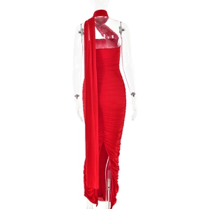 Détails de la robe rouge dos nu avec fronces élégantes et long foulard flottant chic