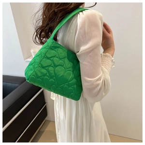 Détail du sac à main matelassé vert vif avec textures en forme de cœur et design bouffant