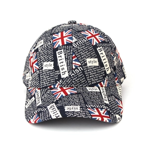 Dettaglio del cappellino in tela blu navy con bandiera britannica e scritte stile inglese