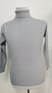 Dettaglio della trama a treccia grigia su un maglione a collo alto slim fit da uomo