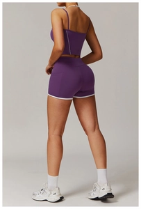 Détail d'un ensemble de yoga violet avec brassière à dos nu et short de sport à taille haute