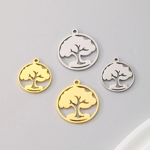 Vue détaillée des pendentifs Arbre de Vie évidés en acier inoxydable, or et argent