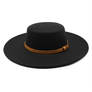 Eleganter schwarzer Wollhut mit 10 cm breiter Krempe und braunem Schlangenmusterband